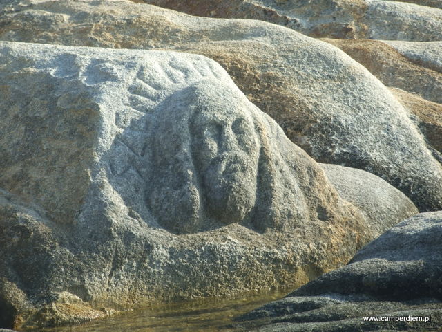 skalne rzeźby na Portokali Beach